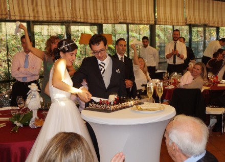 Elena y Jesús cortando la tarta