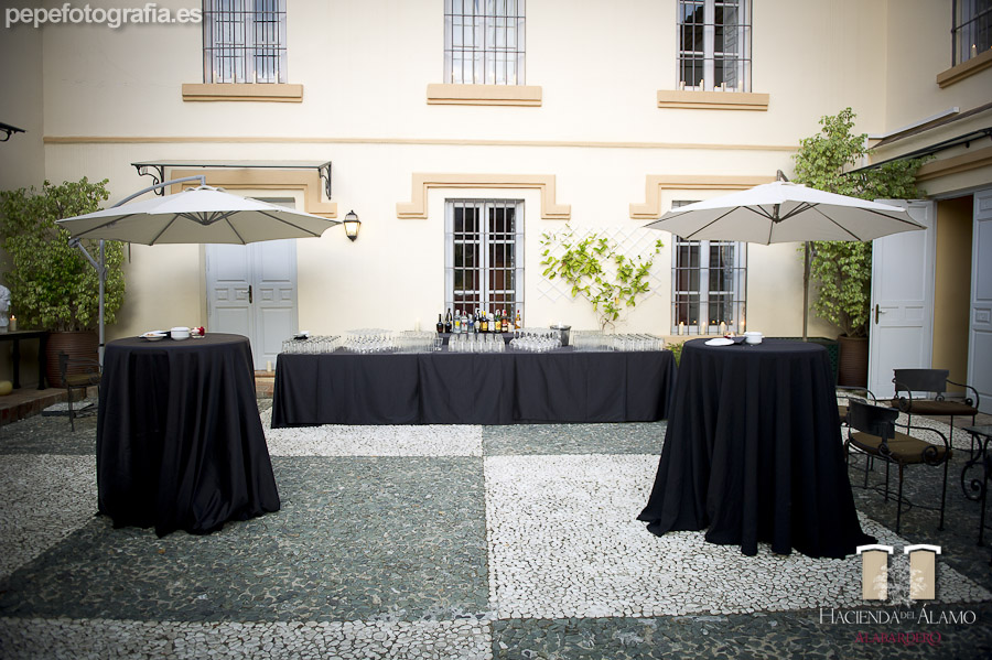 MONTAJE BARRA LIBRE EN PATIO DE PIEDRA