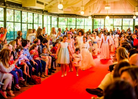 Desfile solidario FMAEC en la Pérgola de Cristal